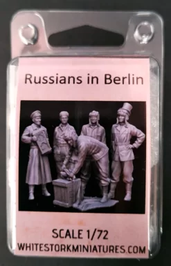 Alternative view of Figures Russians in Berlin
